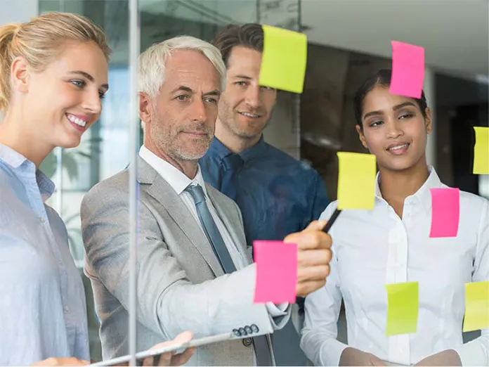 Visualisierung von Coaching-Methoden: Hände und Symbole für Entwicklung