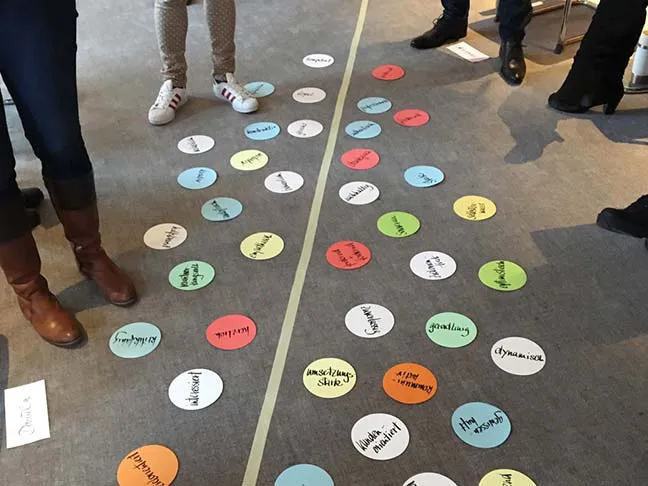Teamcoaching-Workshop: Führungskraft im Gespräch mit einem Team