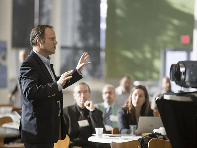 Wingwave Coaching Hamburg im Business-Kontext, symbolisiert durch ein Meeting